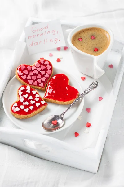 Taza de café y galletas de corazón —  Fotos de Stock