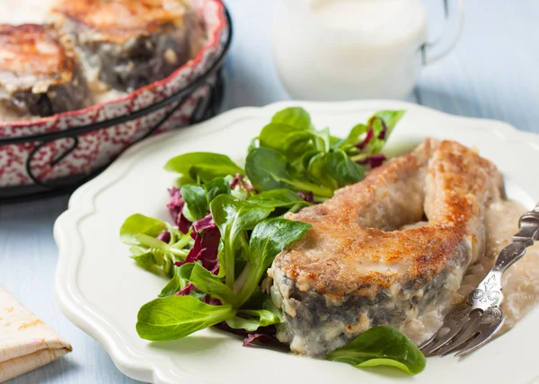 Gebratener Karpfen mit Milch-Zwiebel-Sauce — Stockfoto