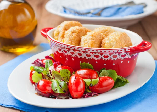 Patatas de arroz con lechuga y tomates — Foto de Stock