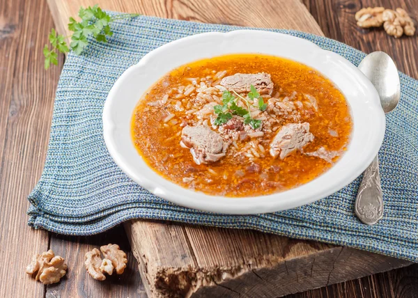 Kharcho-Suppe mit Lamm, Tkemali, Reis und Walnüssen. — Stockfoto