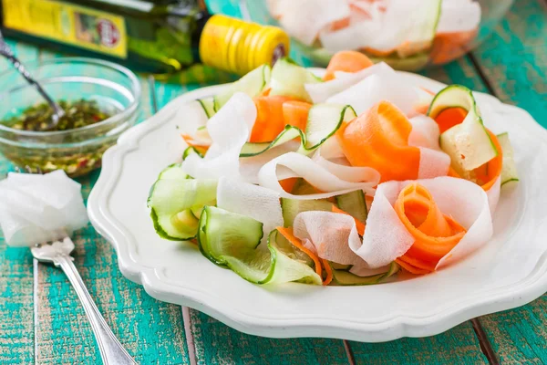 Salada de cenoura, pepino e rabanete daikon — Fotografia de Stock