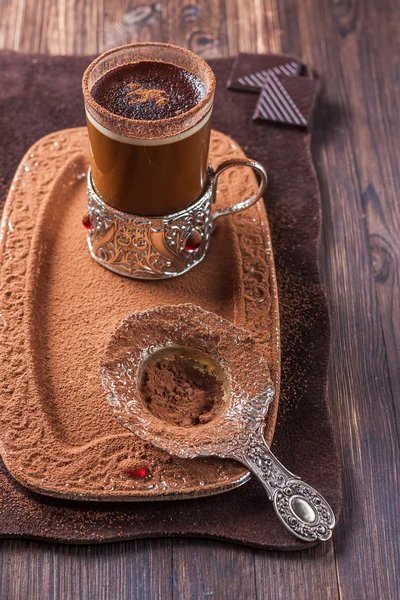 Caffè con cioccolato in una tazza di vetro — Foto Stock