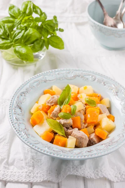 Kızarmış et, kabak ve patates