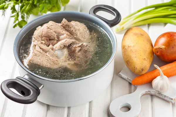 Bouillon in een witte pot — Stockfoto