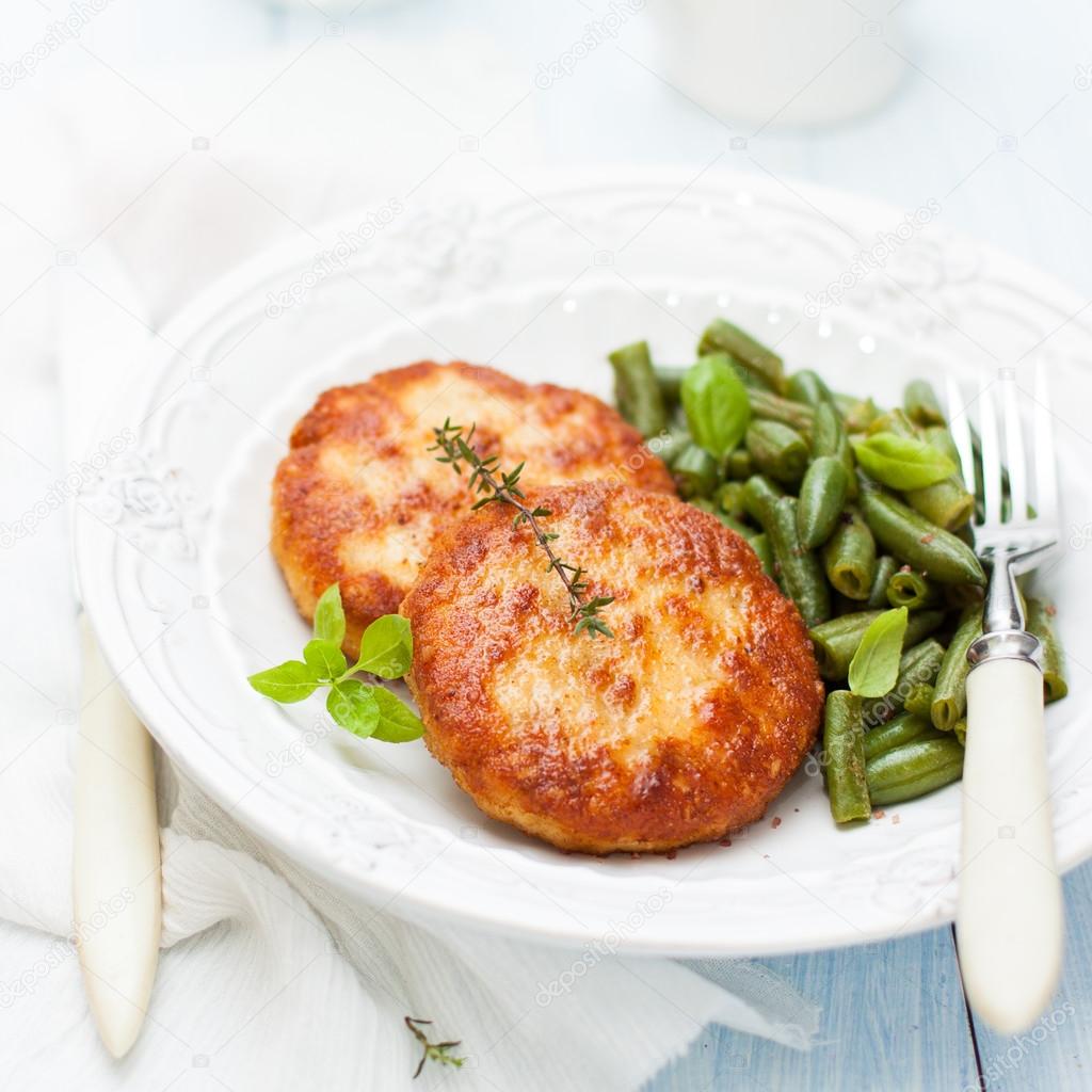 Turkey cutlets with a side dish of green beans