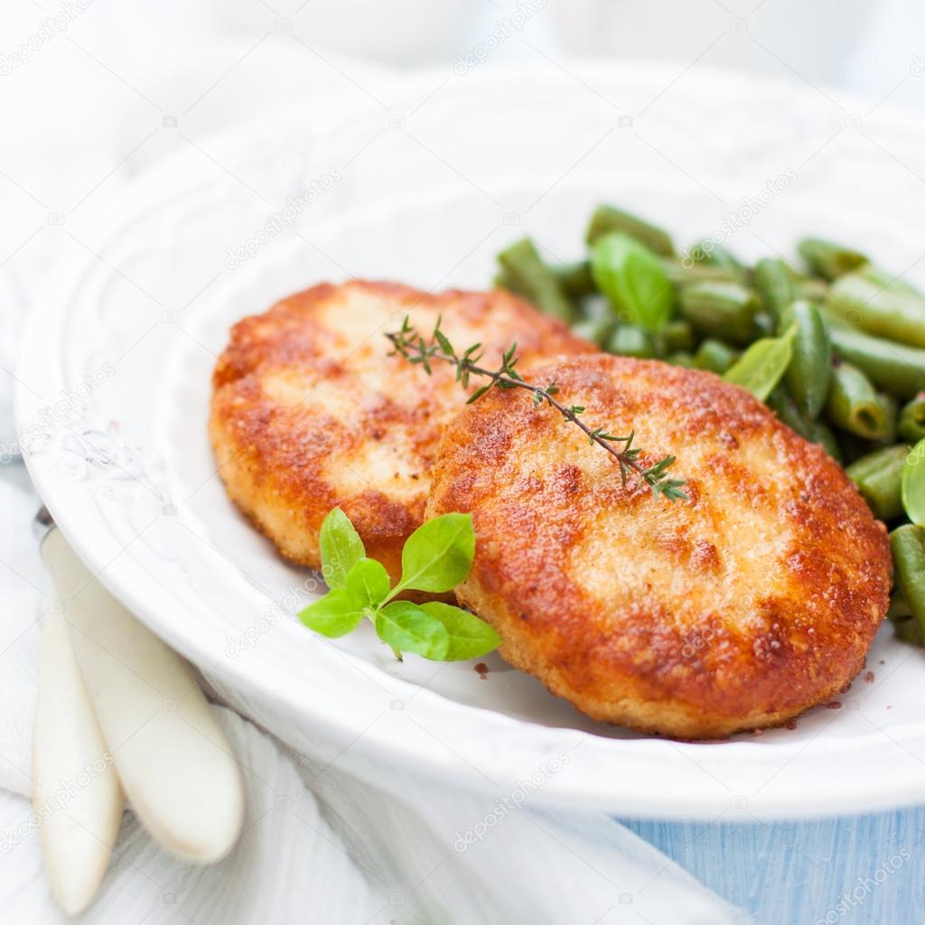 Turkey cutlets with a side dish of green beans