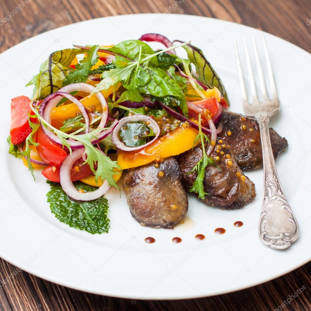салат с куриной печенкой. салат с куриной печенью и перцем. теплый салат с куриной печенью и руколой. салат с печенью и болгарским перцем. салат с куриной печенью и перцем.