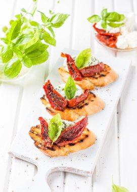 Peynir ile İtalyan bruschetta