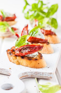 Peynir ile İtalyan bruschetta