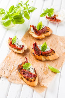 Peynir ile İtalyan bruschetta