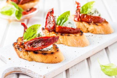 Peynir ile İtalyan bruschetta