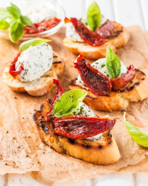 Peynir ile İtalyan bruschetta