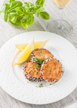 Susam içinde kotletpane balık pirzola.
