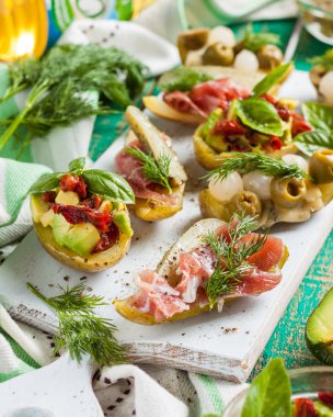 Patates sebze ile doldurulmuş.