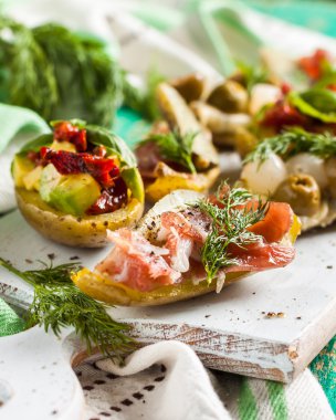 Patates sebze ile doldurulmuş.