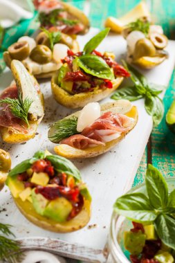 Patates sebze ile doldurulmuş.