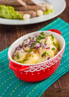 Kırmızı ve yeşil soğanlı patates salatası