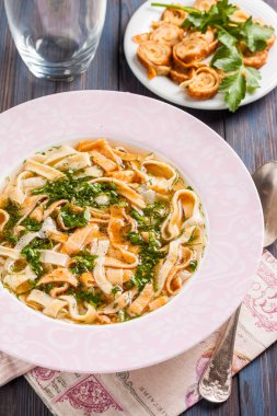 Yumurta gözleme ve otlar ile çorbası