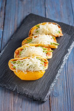 Etli Meksika tacoları.