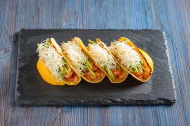 Etli Meksika tacoları.