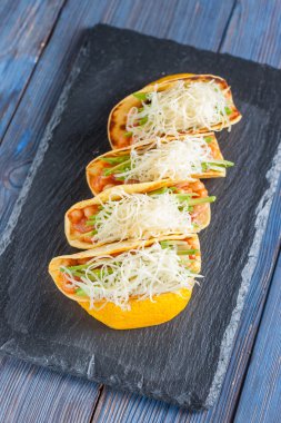 Etli Meksika tacoları.