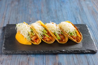 Etli Meksika tacoları.