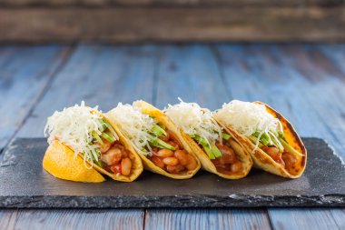 Etli Meksika tacoları.