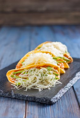 Etli Meksika tacoları.