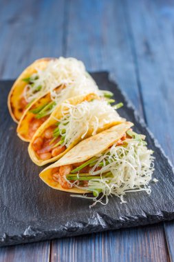 Etli Meksika tacoları.