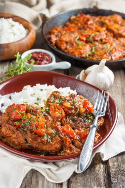 Bir baharatlı domates soslu biftek