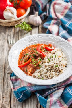 Biber ve domates ile sığır eti güveç