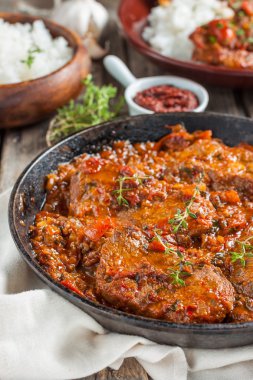 Bir baharatlı domates soslu biftek