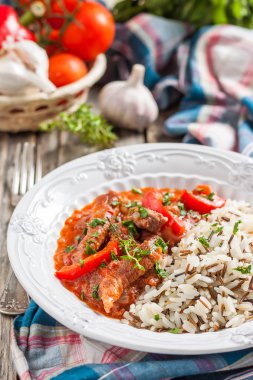 Biber ve domates ile sığır eti güveç