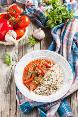 Biber ve domates ile sığır eti güveç