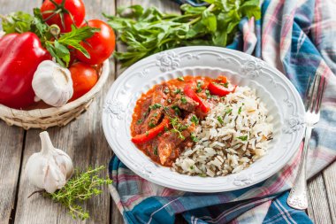 Biber ve domates ile sığır eti güveç