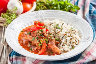 Biber ve domates ile sığır eti güveç