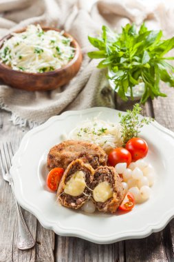 Et pirzola peynir ile.