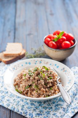 Kıyılmış et ile buğday lapası.