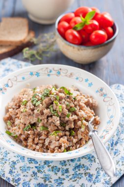 Kıyılmış et ile buğday lapası.