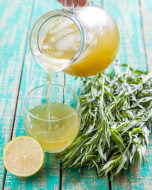 Ev yapımı limonata limon ve tarhun.