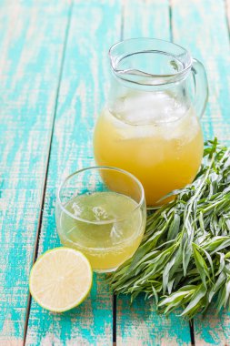 Ev yapımı limonata limon ve tarhun.