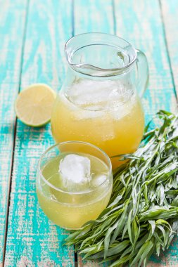 Ev yapımı limonata limon ve tarhun.