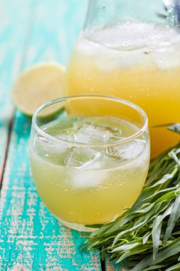 Ev yapımı limonata limon ve tarhun.