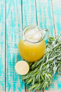 Ev yapımı limonata limon ve tarhun.