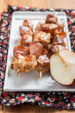 Tavuk şiş ile şarap armut