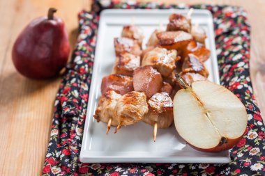 Tavuk şiş ile şarap armut