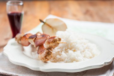 Pirinç, şarabı armut ile tavuk şiş