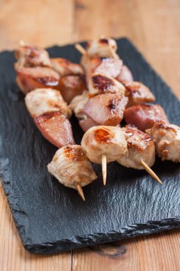 Tavuk şiş ile şarap armut