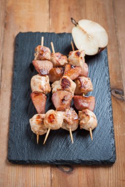 Tavuk şiş ile şarap armut