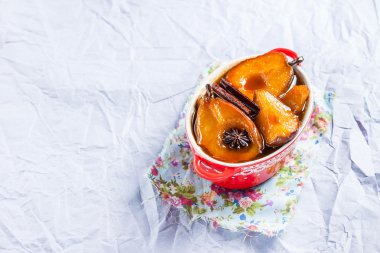 Sıcak karamel armut